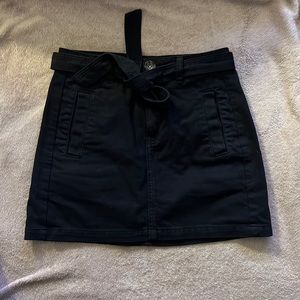High rise black skirt but belt
